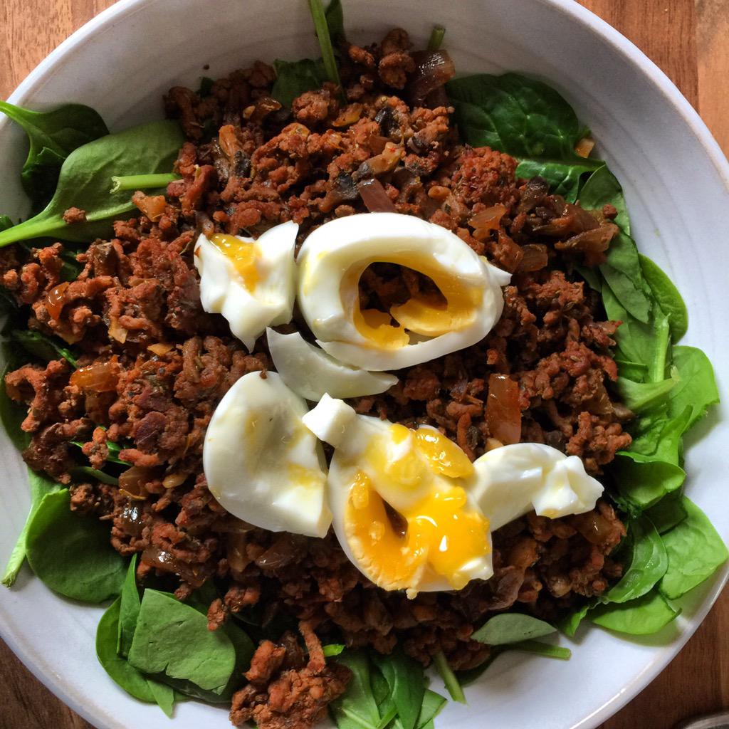 simply_sugar3's tweet photo. #Paleo lunch 😋💗 #lean mince cooked in paprika on spinach &amp; topped with soft boiled egg. #cleaneating #weightloss http://t.co/hqD0nCrawm