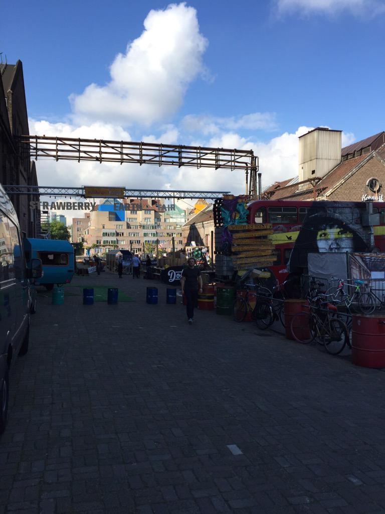 CoverupLabel's tweet image. Strawberryearth volop aan het opbouwen. Zonnetje schijnt, alles is groen!