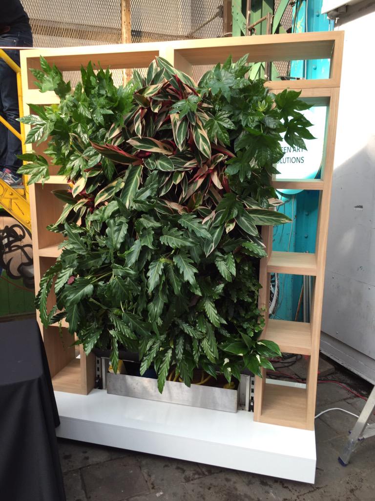 CoverupLabel's tweet image. Strawberryearth volop aan het opbouwen. Zonnetje schijnt, alles is groen!