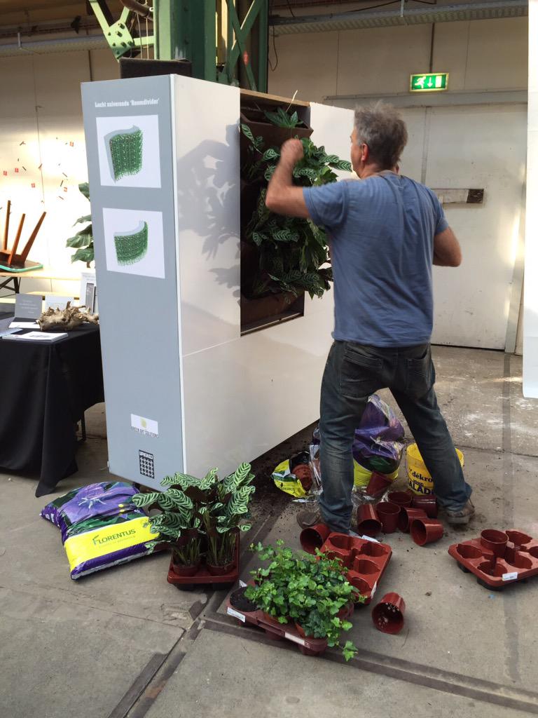 CoverupLabel's tweet image. Strawberryearth volop aan het opbouwen. Zonnetje schijnt, alles is groen!