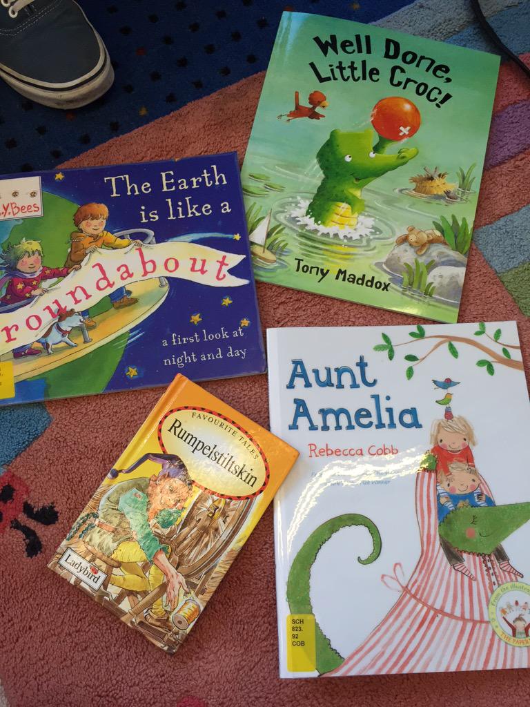 MissERGreen's tweet photo. Second literature circle meeting 😊📚 #ysjprimed #ysjenglish http://t.co/43Z8mFPBUD