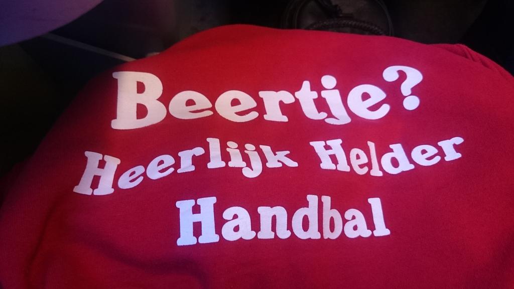 HVBeertje's tweet photo. #Beertje #heerlijk #helder #handbal #studentenhandbal #handbalisleuk #introweekend http://t.co/LiSeujt25P