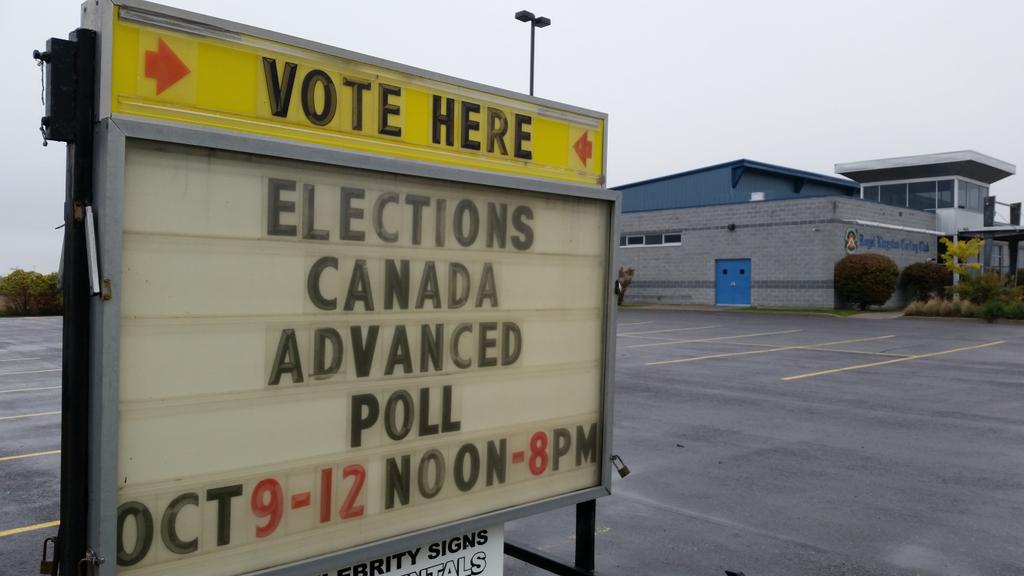 curlrkcc's tweet photo. #ygk GET OUT AND VOTE! #RKCC hosts advanced polls Oct.9-12, from noon to 8pm. 130 Days Road #kingstonvotes http://t.co/o9Rl98YxT8