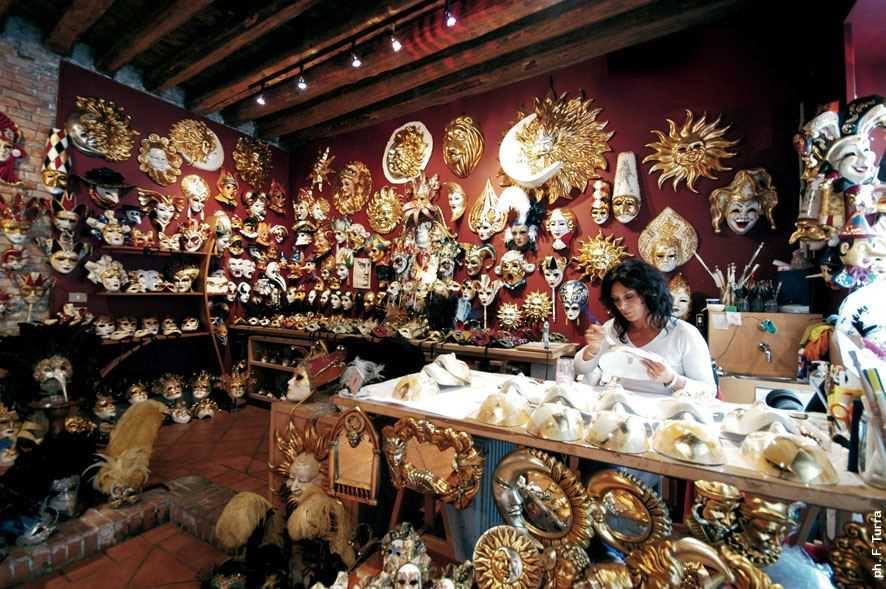 Impara la lavorazione della #maschera tradizionale veneziana in cartapesta!
#ExpoVeneto expoveneto.it/it/21416