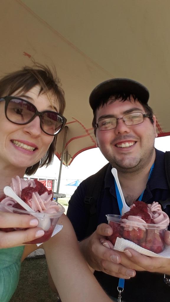 Dalk my dag se hoogtepunt. 'n Welverdiende breek by <a href="/AardklopFees/">Aardklop Kunstefees</a>! <a href="/spat2015/">Spat2015</a> #pieterroos #aarbeieenroomys