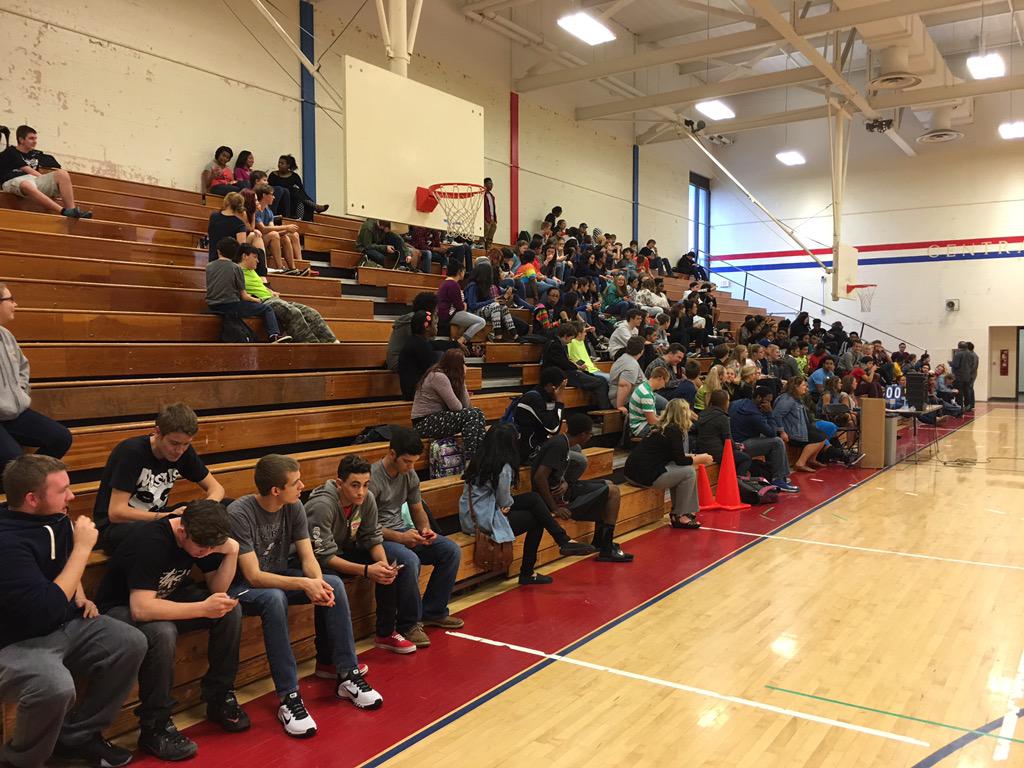 NIHFHS's tweet photo. Senior Auction! #spiritweek15 http://t.co/XpRwbfeXJ4