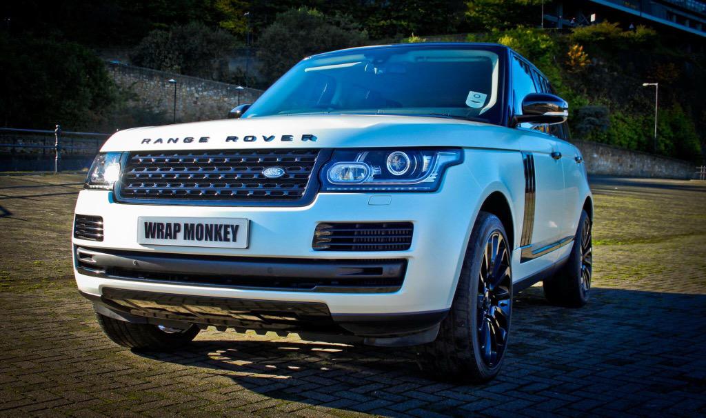 WrapMonkey's tweet photo. Range Rover Vogue 2015
Satin pearl white wrap &amp; gloss black wheels 

#WrapMonkey http://t.co/9rk1MXqITW