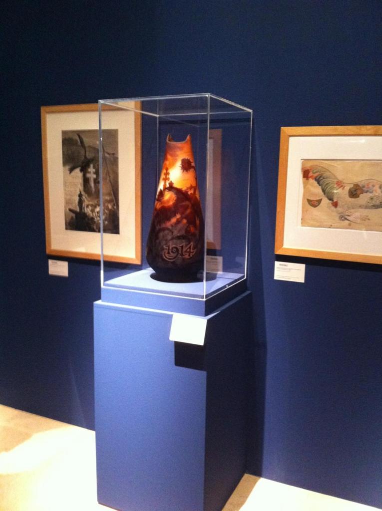 SophMouton's tweet photo. Vase etblts Gallé du #museelorrain à découvrir au #mbaNancy expo "l'école de Nancy et la politique" http://t.co/w7dTQtSHp3