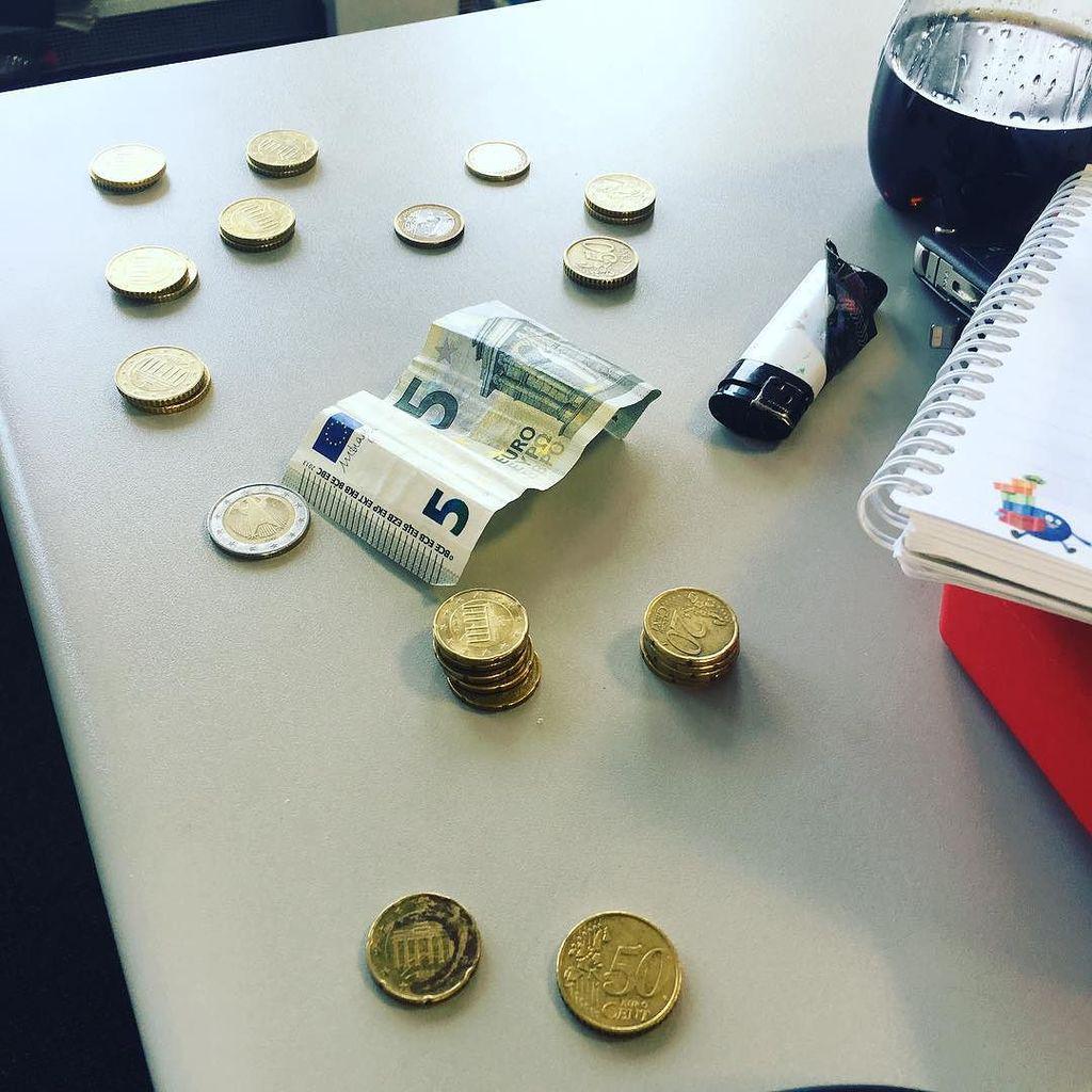 dertobe_'s tweet photo. #fluchkuchen gekauft. Das war im Sparschwein. #Geld #Money #Euro #Cent #kleingeld #klimper… http://t.co/6tS43Ketkd http://t.co/XcpHnrrl9A