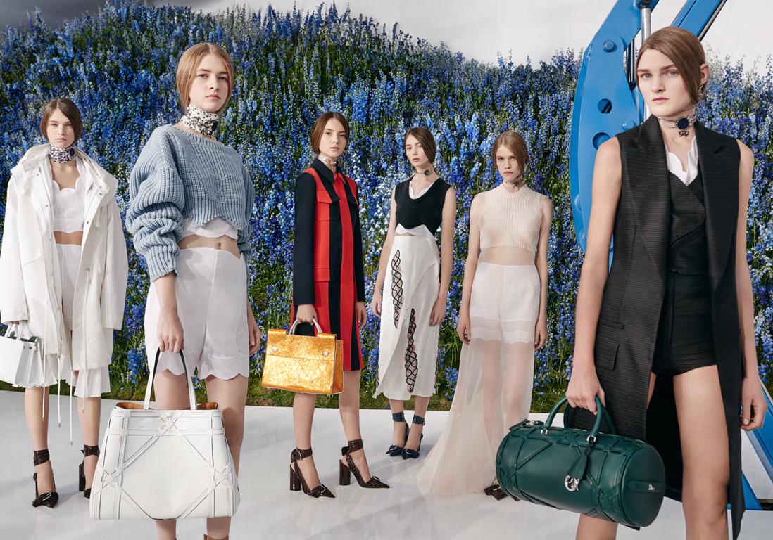 ELLErssfr's tweet photo. #PFW Romantique et futuriste http://t.co/HOrdnbWqRb (re)découvrez la coll. @Dior #SS16 http://t.co/GRZUqfYbVe http://t.co/gS3PPubPgp