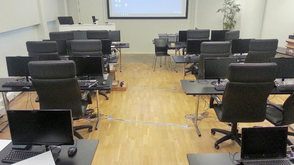 mikael_nystrom's tweet image. The Datacenter GeekWeek is over and 16 more knows how to build a fabric, using #ws2012 #sc2012 #LabCenter @lassfolk