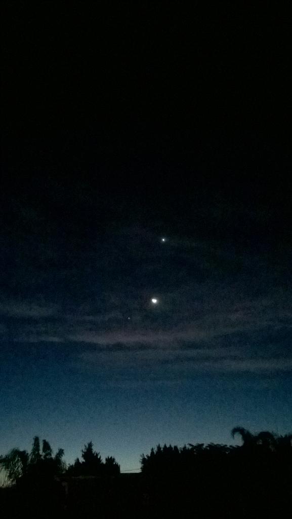 gabo's tweet image. mira al este antes de amanecer y verás Venus, Luna, Júpiter (con mejor suerte Mercurio y Marte este fin de semana)