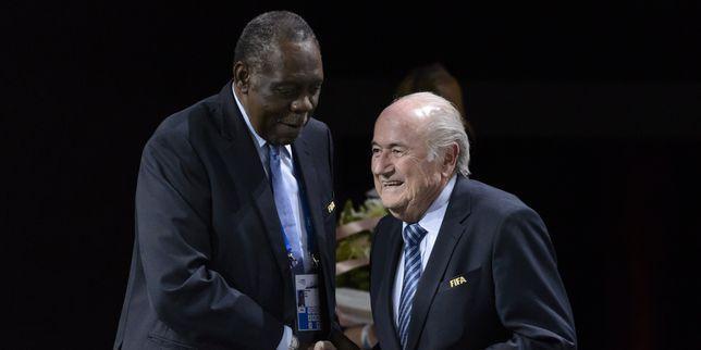 FIFA : Issa Hayatou, un intérimaire controversé lemde.fr/1G2l29a