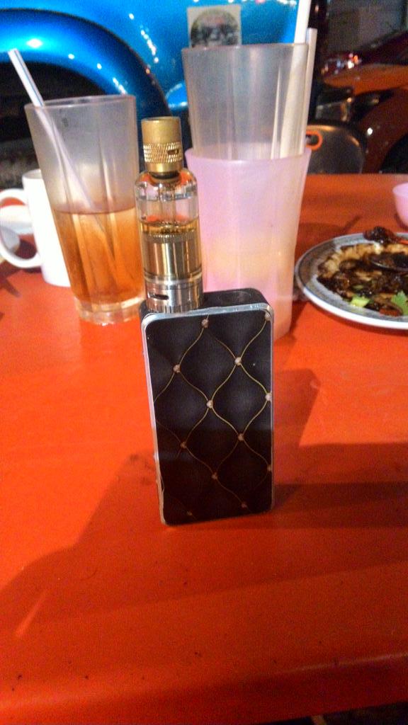 HeroinSwaggie's tweet photo. vape on!! #sirapbandung #ipv2s #prinzecorner #shahalam #seksyen7 http://t.co/lKevsqlpdg
