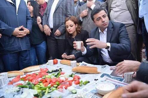 bi durun iki lokma bişey yiyelim sikicem halklarını da kardeşliğini de