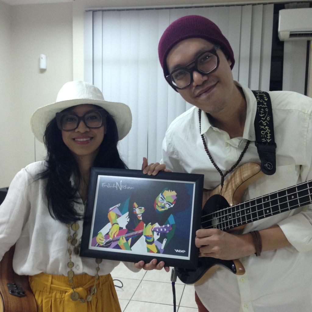 endahNrhesa's tweet photo. Terima kasiiiih Huda dari Komunitas WPAP Banyumas Raya buat kejutannya :') We love it! #earStory http://t.co/oUDy3r7jMB