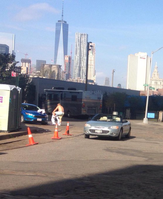 Бля на районе тусуется thefatjewish, а я застеснялся подойти селфик сделать. http://t.co/NUQk1LWaIi