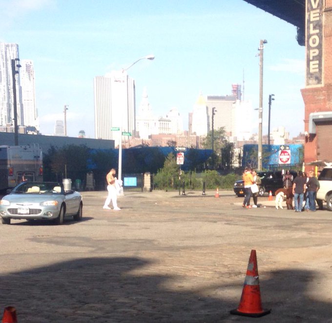 Бля на районе тусуется thefatjewish, а я застеснялся подойти селфик сделать. http://t.co/NUQk1LWaIi