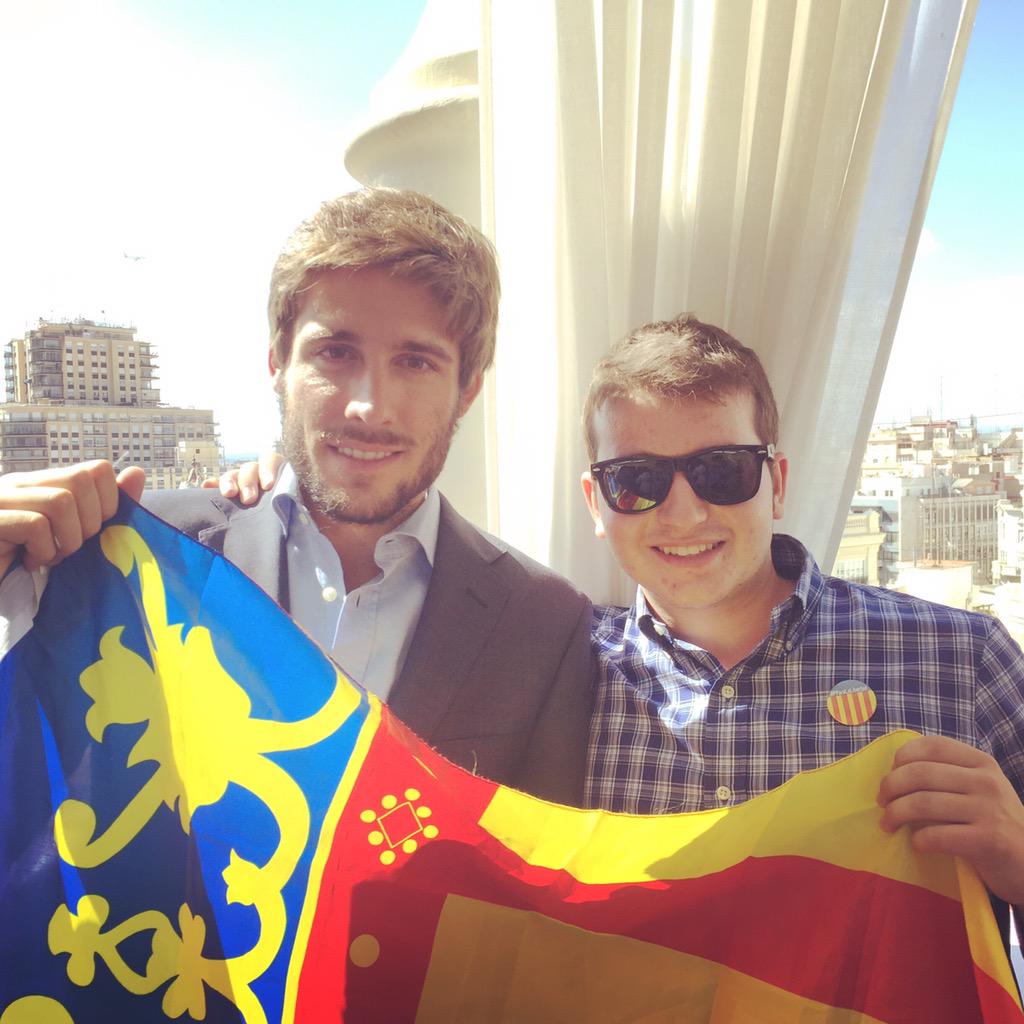 KikeCelda's tweet photo. Celebrant el #9dOctubre @JCcaballeroM #OrgullCV #TrauLaSenyera http://t.co/uMAIgLo8uh
