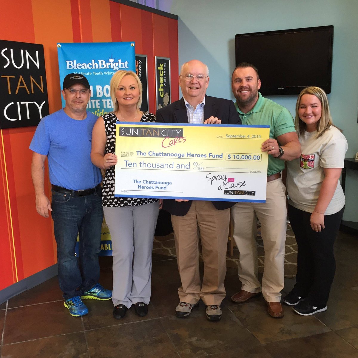 VicAtSunTanCity's tweet photo. Sun Tan City Spray Event Raised $10,000 to benefit the Chattanooga Heroes Fund, for victims of the shootings. http://t.co/3kaDuXgJb2