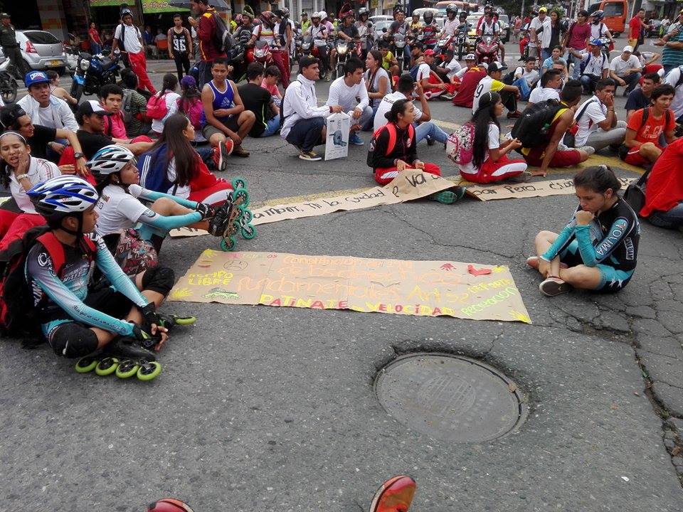 rinconvinotinto's tweet photo. La movilización hace un receso en la carrera Quinta con calle 15. La consigna: el deporte. Fotos @poetatolimense http://t.co/wRJtMLTjar