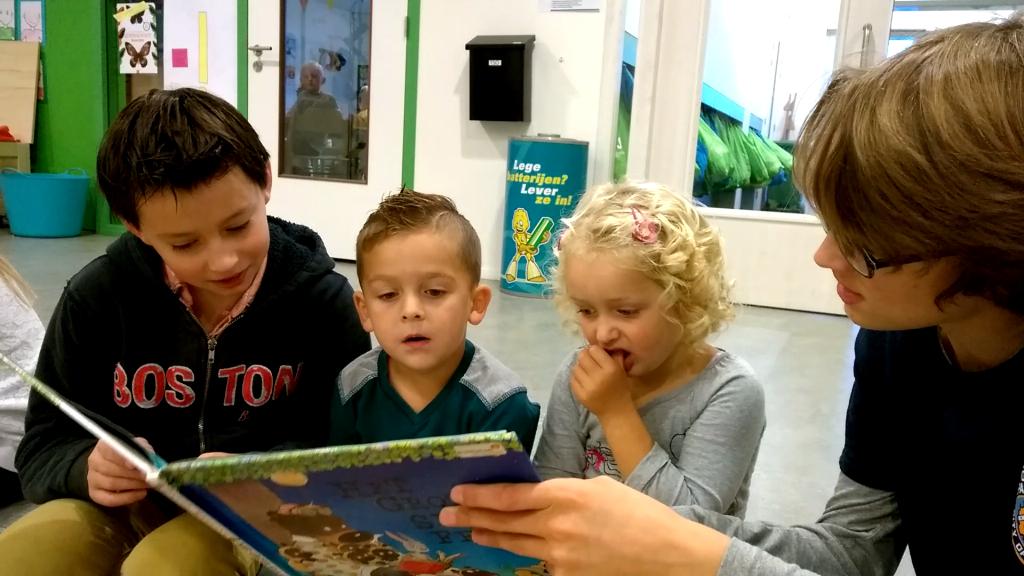 HetKompasMeppel's tweet photo. Kinderboekenweek. Onze achtstegroepers lezen voor aan onze jongste kleuters. #interactief #voorlezen. Genieten!!! http://t.co/60C7w0etO0