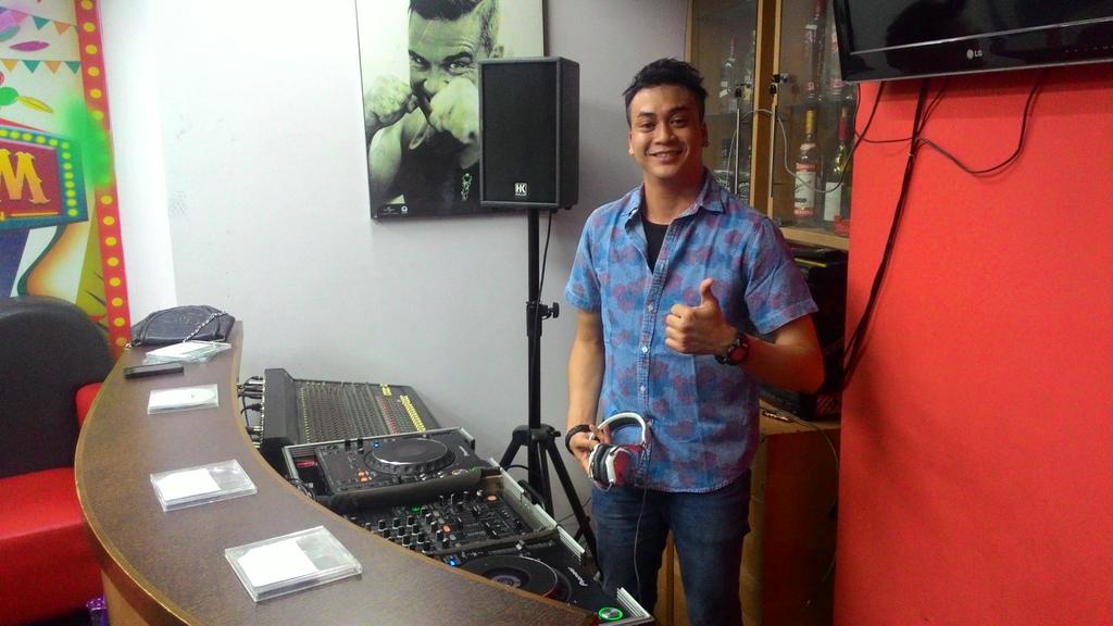 He's not a "Celebrity DJ" He's INDEED a real DJ. @DMZandrean live frm Paranoia lounge. Delivering quality prog set.