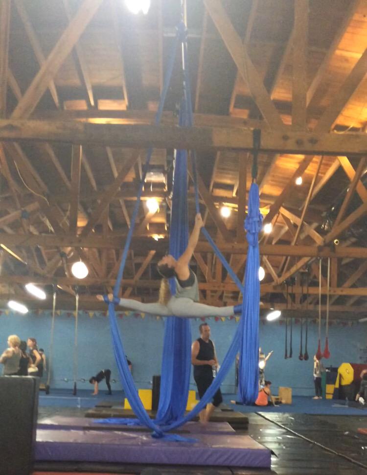 GerardStephanie's tweet photo. #circusclass #aerialsilks #splits #invertedsplits http://t.co/YbhYWyPaBk