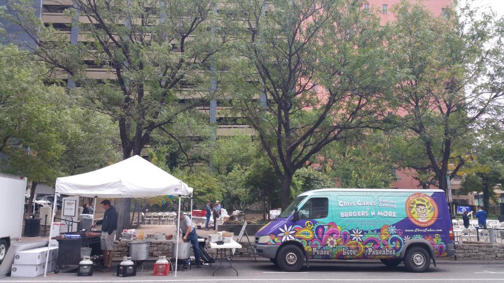 2700 hotdogs in the park today for <a href="/CopakenBrooks/">Copaken Brooks</a> big reveal downtown! #TakeTheCrown #Royals