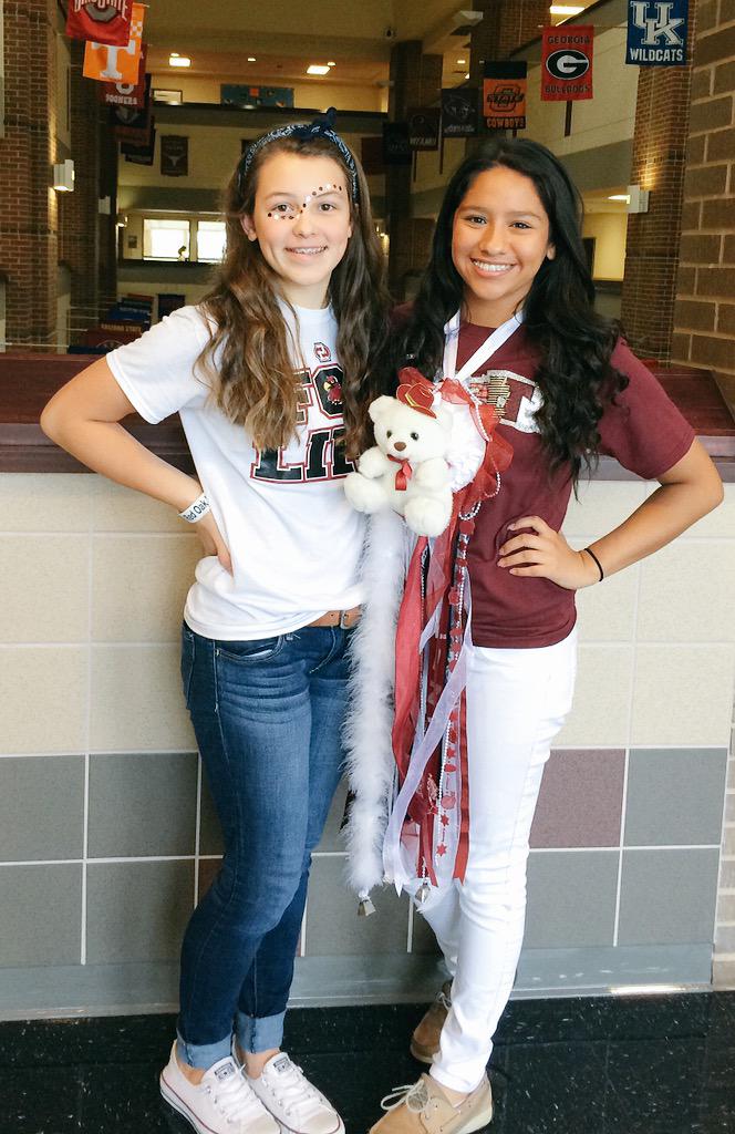 _elizabeth10_'s tweet photo. #hawkhomecoming http://t.co/rn4NgZhNCA