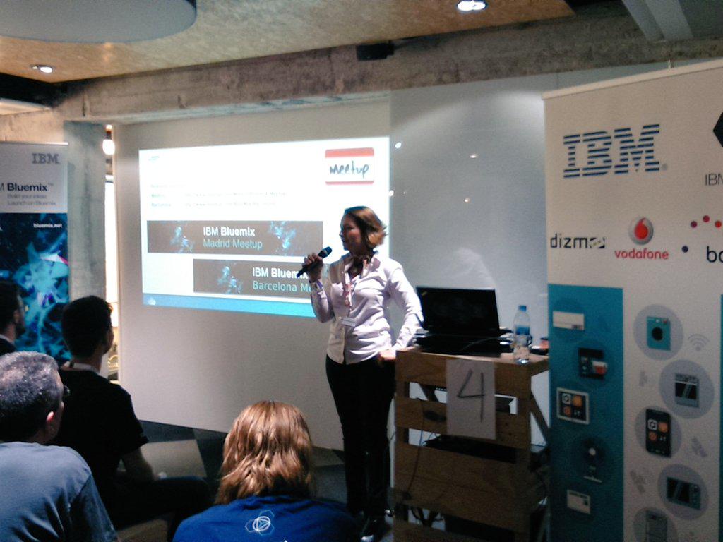 gnieto's tweet image. Verónica nos presenta Bluemix en #futurehacks.