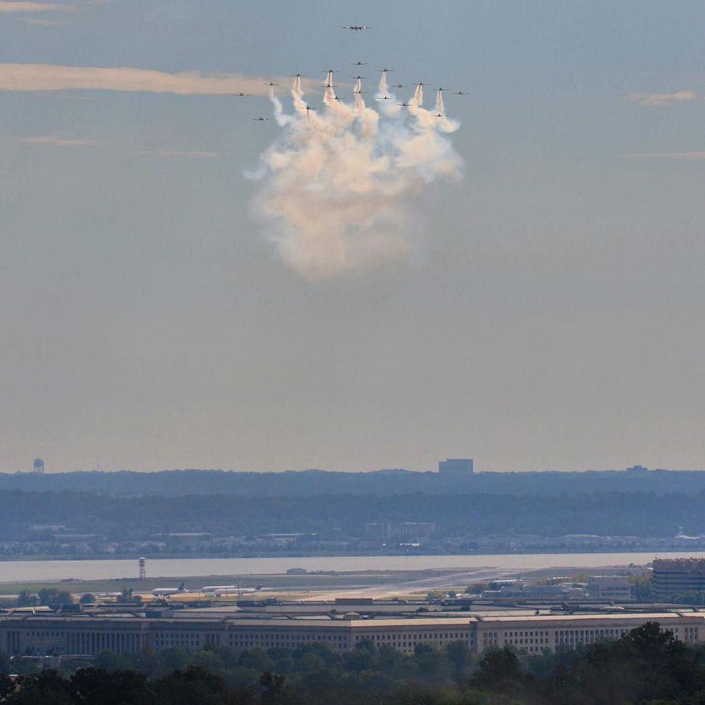 DeltaBravo33's tweet photo. Instagram : by andrewbianco - #PotomacFlight over the #Pentagon courtesy of #CulpeperAirfest. #aviation #avgeek #ar… http://t.co/80MQ5DSx8l
