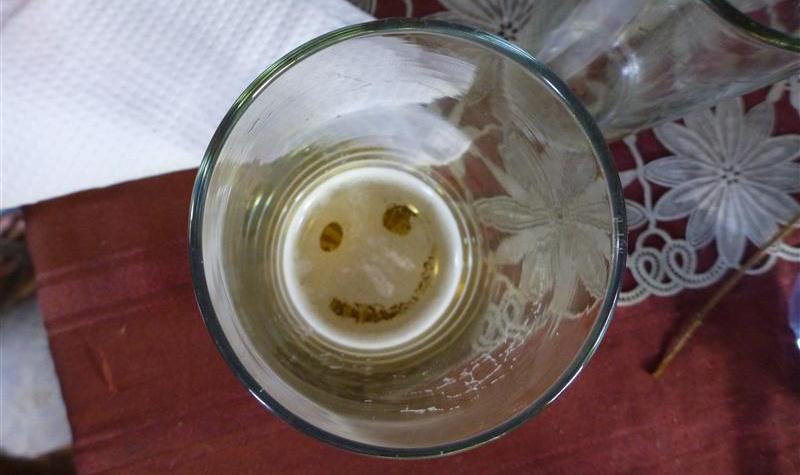 goldenmoustache's tweet photo. Les traces étranges que laisse la bière sur les verres http://t.co/8Yj55JGTBn http://t.co/jJIYVSo69r