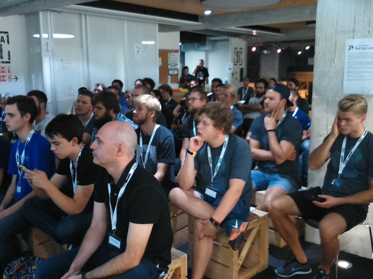 gnieto's tweet image. Lleno total en #futurehacks Madrid 2015.