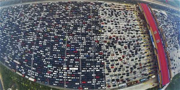 EGudynas's tweet photo. Queremos ser así: mega embotellamiento en ruta de 50 carrilas en China: miles atascados - http://t.co/iuR91wqTID http://t.co/f9u47jauGC