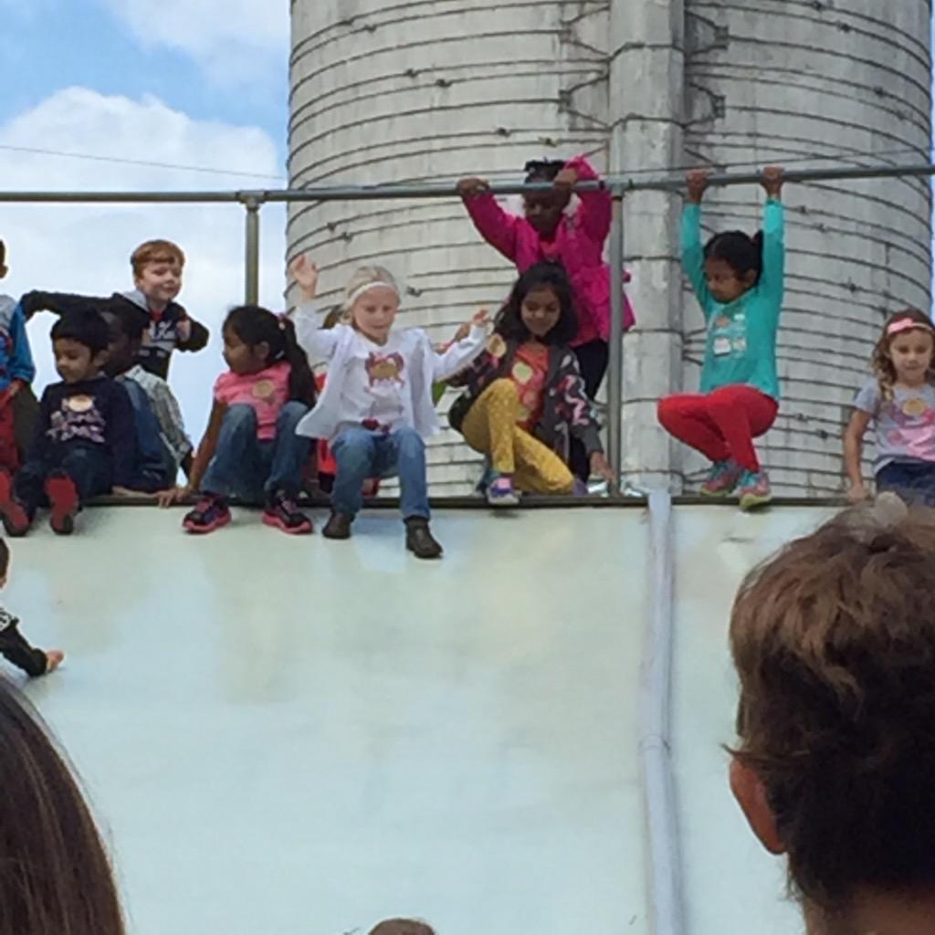 HowingtonKinder's tweet photo. Summers farm was a Big ball of fun!!! Thank u to all the amazing parents!! http://t.co/wgfp0SOh5L