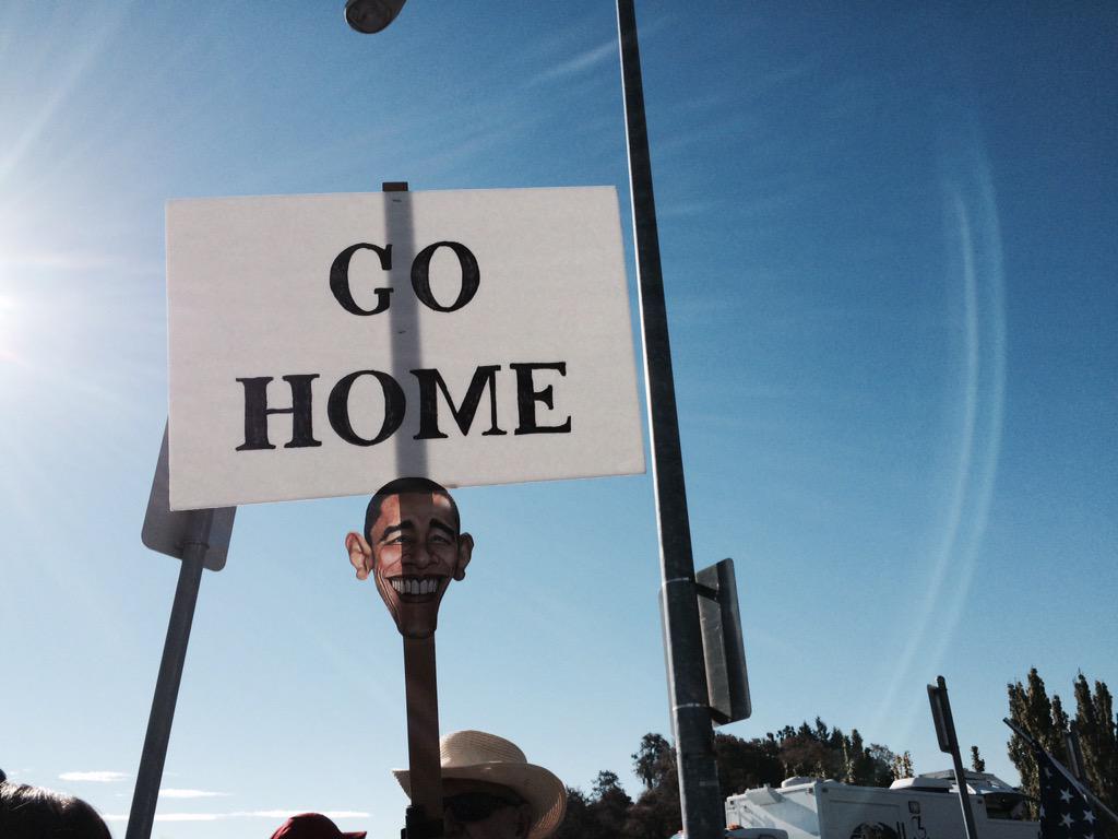 KGWphotog's tweet photo. A group of protesters are sending a clear message to Obama - he is not welcome in Roseburg. #standwithucc @kgwnews http://t.co/Uk83EkQf01