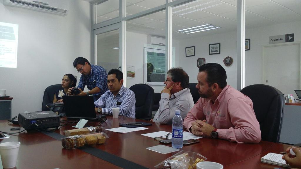 Martha_SanRoman's tweet photo. Trabajando por el desarrollo forestal comunitario #FINDECA @robicalamanik @CONAFORCampeche http://t.co/p2LvulJxSP