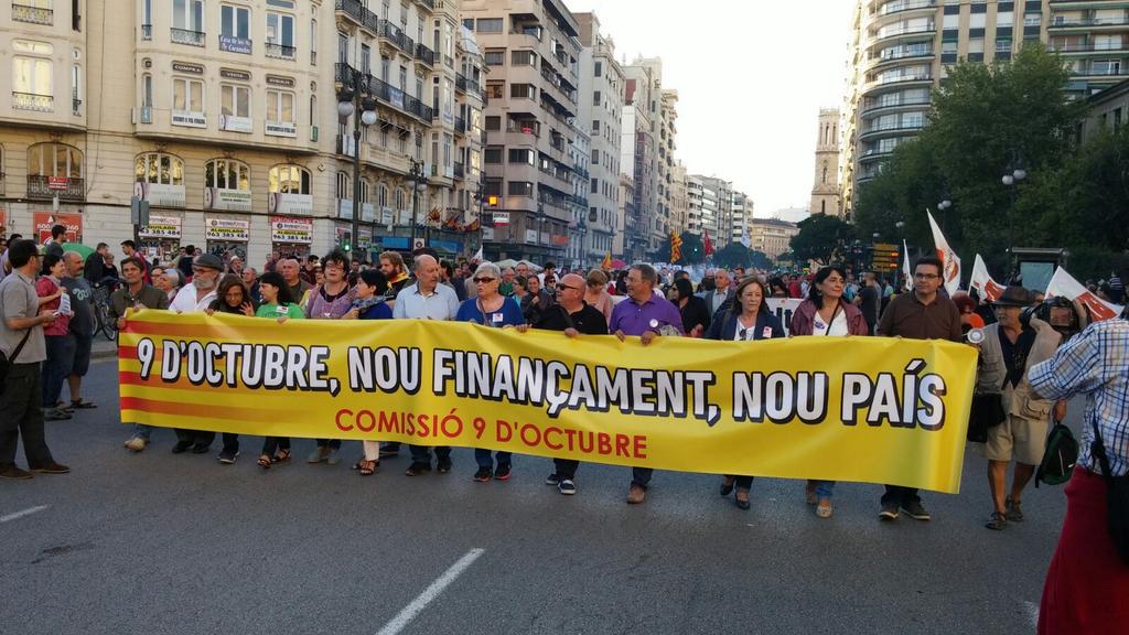 SolidaritatPV's tweet photo. Manifestació #9doctubre #València reclamant un nou finançament perquè #EspanyaEnsRoba #independència @solidaritatcat http://t.co/HLrcxiBaA1