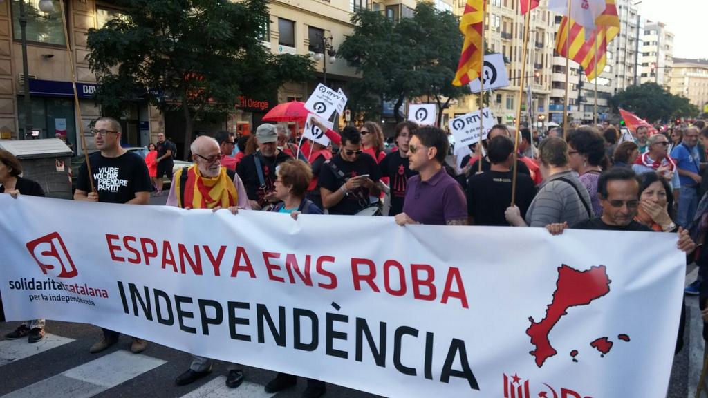 SolidaritatPV's tweet photo. Manifestació #9doctubre #València reclamant un nou finançament perquè #EspanyaEnsRoba #independència @solidaritatcat http://t.co/HLrcxiBaA1