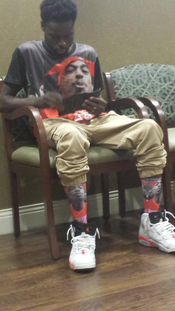 BUTTERSTUDAGANG's tweet photo. @TAXSTONE 2pac back 2 socks strap. . GOT EMMMMMM !!!!!  Boy looking for a piece to change his life http://t.co/eh1TjWBJeO