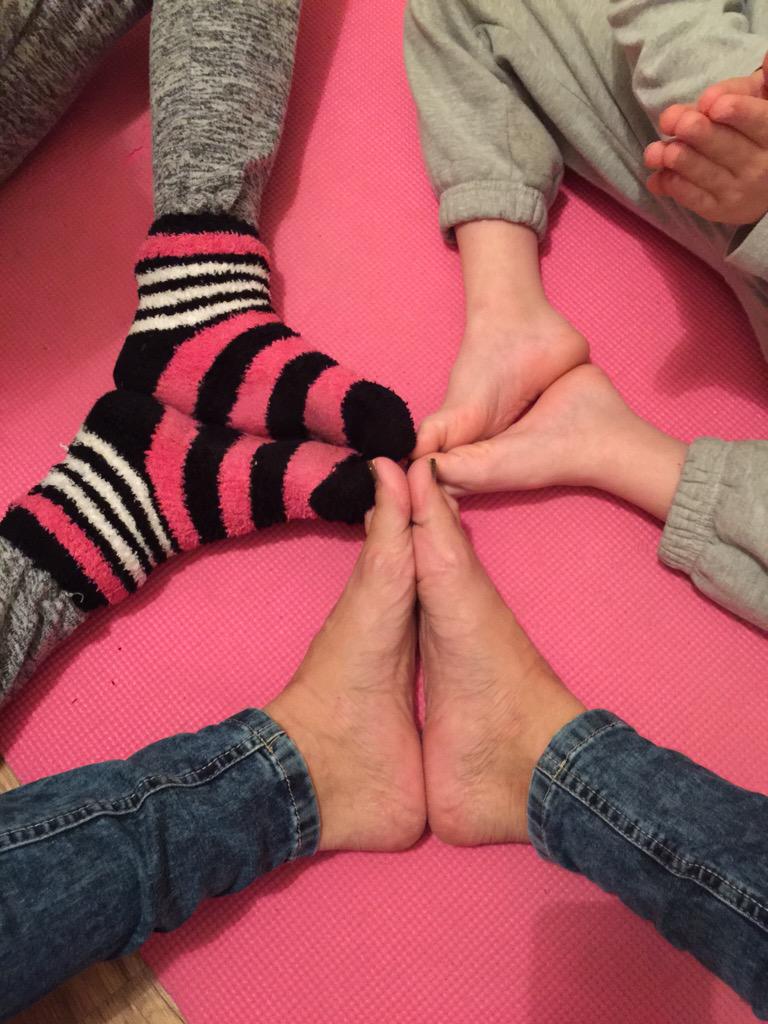 yogaleggs's tweet photo. No #strongsessions @AmyBrambleYoga for me so #eppinghomepractice with kids that are clearly showing off #flexible 🙅🏻 http://t.co/mosEjylwSF
