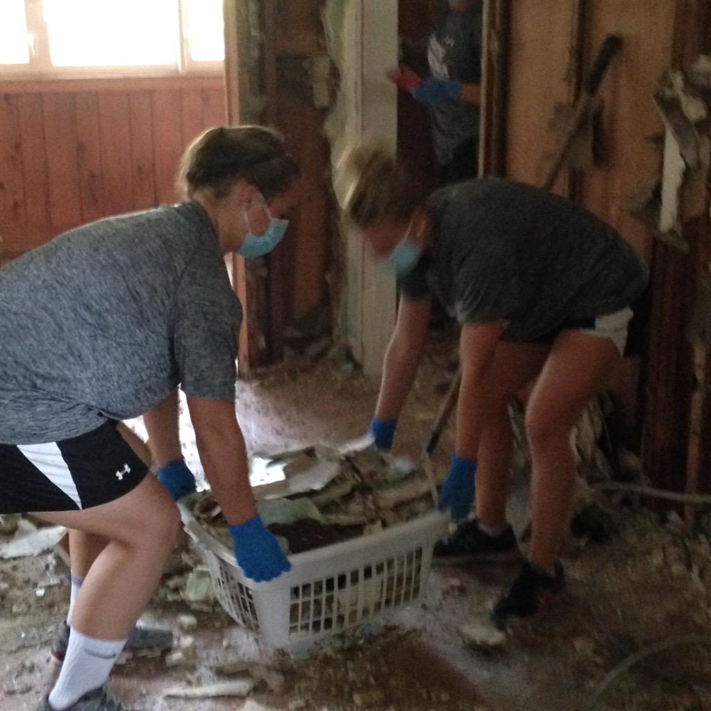 GamecockWSoccer's tweet photo. Couldn't be more happy to help out today with those who were affected by the #scfloods ! #Gamecocks http://t.co/BRWPy1yXOF