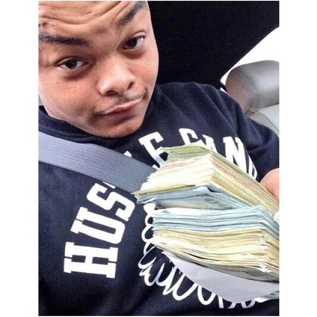 MM4L00_'s tweet photo. MOOD: HAPPY BDAY MOE YOU KNOW WASSUP NIGGA💯💪🏽😷💰 http://t.co/ZwrTpy2n02