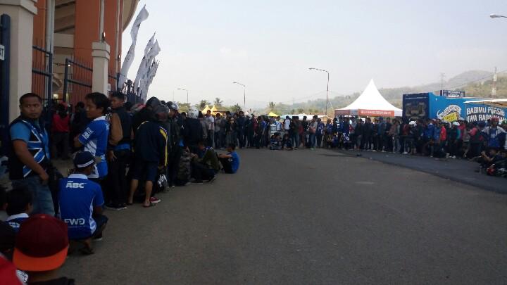 09.16: RT <a href="/acieldt12/">irfan aciel wijaya</a>: 
Situasi sudah kondusif, tiket box di buka di semua tribun, tah kieu tertib.