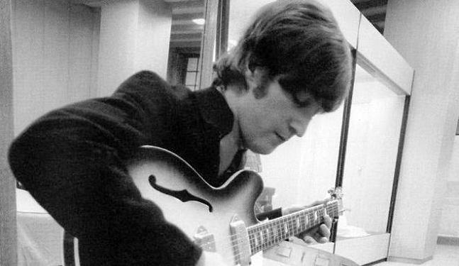 latercera's tweet photo. Un ícono: hoy John Lennon cumpliría 75 años ¿Cuál es tu canción favorita? http://t.co/MD7wUUY2TT http://t.co/Vgbmj1ZJsH