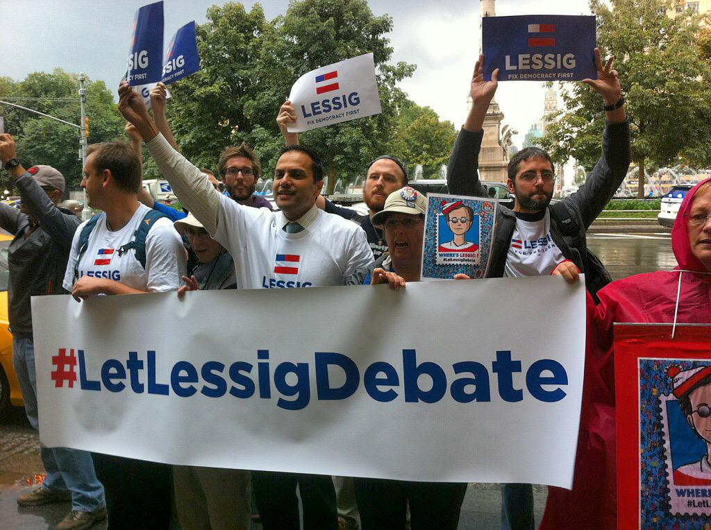 EqualCitizensUS's tweet image. Dedicated #TeamLessig volunteers braved the elements at @CNN in #NYC to say #LetLessigDebate! lessig2016.us/we-need-you-to…