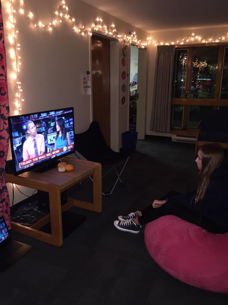 cmmurphy41's tweet photo. Another Stonehill student Makayla, catches up on the nightly news. #newsweuse @MaureenEBoyle1 http://t.co/wOiE7F045S