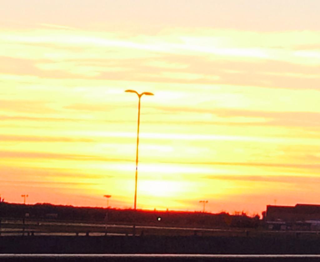 leightonhealey's tweet photo. Every time I'm in @cityofwinnipeg I #FindANew #HiddenGem Enjoyed a day of #BizCoaching w @JeffConsul #YWG #Sunset http://t.co/hUYJbJxmTO