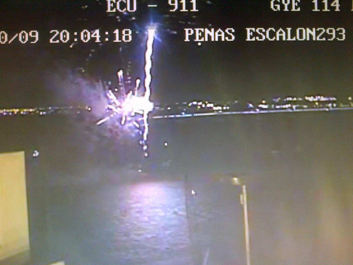 #ECU911 capta juegos pirotécnicos desde el río Guayas, por motivo de los 195 años de independencia de #Guayaquil.